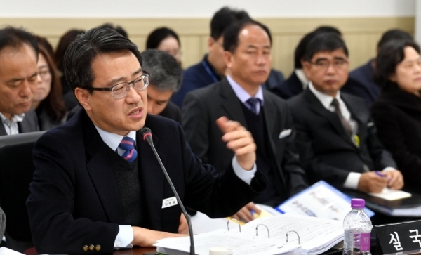 29일 경기도의회 제332회 정례회 제2차 기획재정위원회의‘2019년 경기도 예산안’ 등에 대한 심의에서 임종철 경기도 기회조정실장이 의원들의 질의에 답변하고 있다.전형민기자