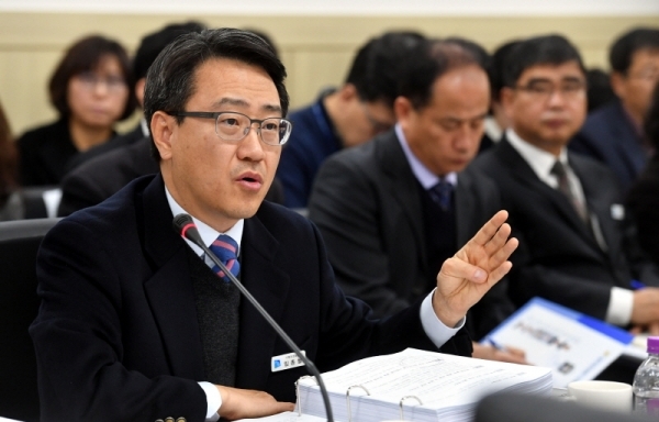 29일 경기도의회 제332회 정례회 제2차 기획재정위원회의‘2019년 경기도 예산안’ 등에 대한 심의에서 임종철 경기도 기회조정실장이 의원들의 질의에 답변하고 있다.전형민기자