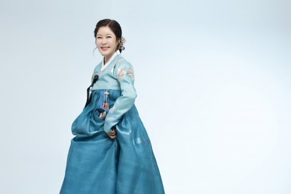 국악인 출신 전통 가수 유지나가 신곡 '김치'로 시청자들의 안방을 찾는다. 유지나컴퍼니