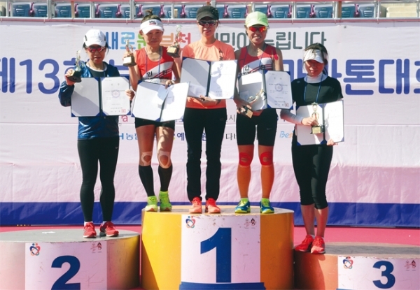 ‘제13회 부천복사골마라톤대회’가 열린 지난달 21일 부천종합운동장에서 하프 여자부문 수상자들이 시상식 후 기념 촬영을 하고 있다.