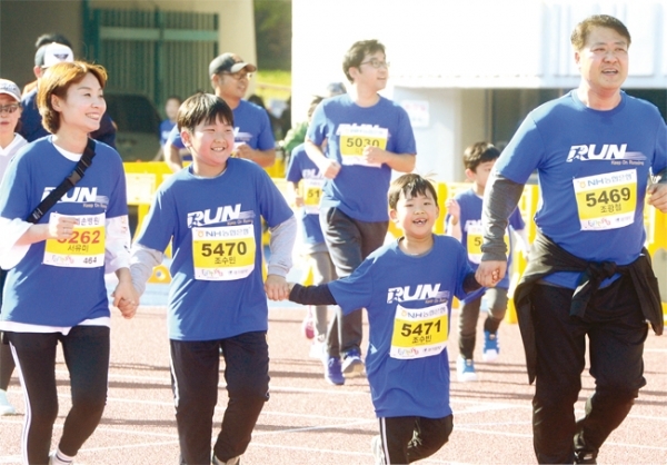 지난달 21일 부천종합운동장에서 한 가족이 손을 잡고 달리고 있다.