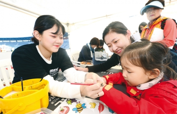 제13회 부천복사골마라톤대회에서 부대행사로 페이스 페인팅 부스가 큰 호응을 얻었다.