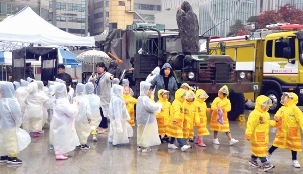 2018 김포 시민안전 마을공동체 사회적경제 페스티벌에서 어린이들이 안전 체험을 하고 있다.
