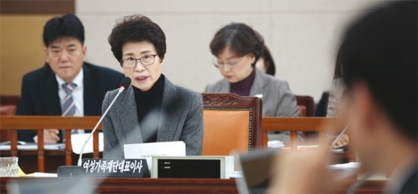 원미정 인천여성가족재단 대표이사가 인천시의회 행정사무감사에 출석해 답변하고 있다.