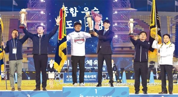 제99회 전국체육대회 시상식에서 사상 첫 종합우승 17연패를 달성, 시상대 가장 높은 곳에 우뚝선 박상현 사무처장