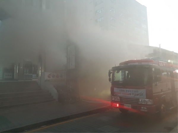 30일 오후 4시14분께 수원시 팔달구의 11층짜리 골든프라자 건물 지하 1층에서 화재가 발생했다. 채태병 기자