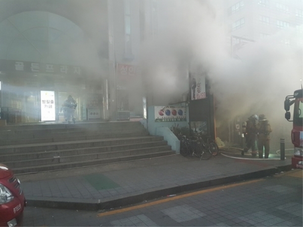 30일 오후 4시14분께 수원시 팔달구의 11층짜리 골든프라자 건물 지하 1층에서 화재가 발생했다. 채태병 기자