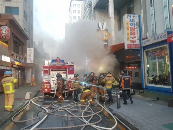 30일 오후 4시14분께 수원시 팔달구의 11층짜리 골든프라자 건물 지하 1층에서 화재가 발생했다. 채태병 기자