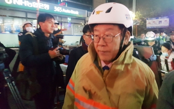 30일 오후 4시14분께 수원시 팔달구의 11층짜리 골든프라자 건물에서 화재가 발생한 가운데 이재명 경기도지사가 현장을 찾았다. 채태병 기자