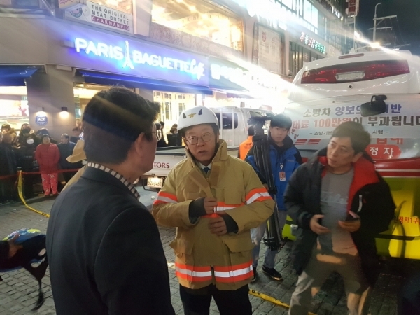 30일 오후 4시14분께 수원시 팔달구의 11층짜리 골든프라자 건물에서 화재가 발생한 가운데 이재명 경기도지사가 현장을 찾았다. 채태병 기자
