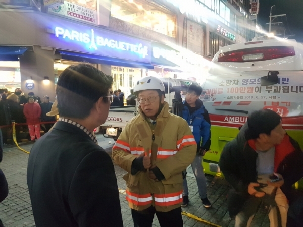 30일 오후 4시14분께 수원시 팔달구의 11층짜리 골든프라자 건물에서 화재가 발생한 가운데 이재명 경기도지사가 현장을 찾았다. 채태병 기자