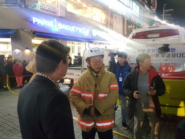 30일 오후 4시14분께 수원시 팔달구의 11층짜리 골든프라자 건물에서 화재가 발생한 가운데 이재명 경기도지사가 현장을 찾았다. 채태병 기자