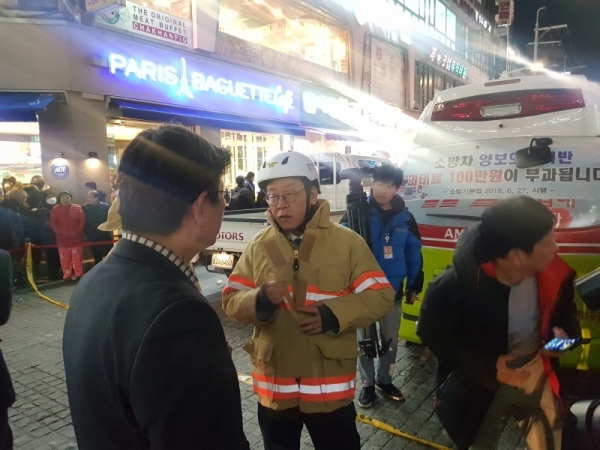 30일 오후 4시14분께 수원시 팔달구의 11층짜리 골든프라자 건물에서 화재가 발생한 가운데 이재명 경기도지사가 현장을 찾았다. 채태병 기자