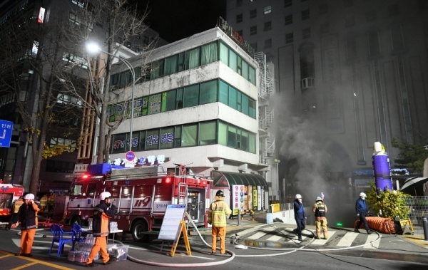 30일 오후 수원시 팔달구의 한 빌딩에서 화재가 발생해 소방대원들이 진압작업을 벌이고 있다. 이 불로 30여명이 연기를 들이마시는 등 경상을 입어 병원으로 옮겨졌으며 경찰과 소방당국은 불길을 잡는대로 화재 경위를 조사할 예정이라고 밝혔다. 조태형기자