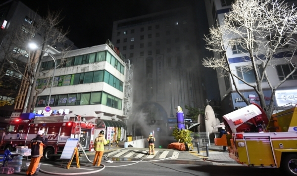 30일 오후 수원시 팔달구의 한 빌딩에서 화재가 발생해 소방대원들이 진압작업을 벌이고 있다. 이 불로 30여명이 연기를 들이마시는 등 경상을 입어 병원으로 옮겨졌으며 경찰과 소방당국은 불길을 잡는대로 화재 경위를 조사할 예정이라고 밝혔다. 조태형기자