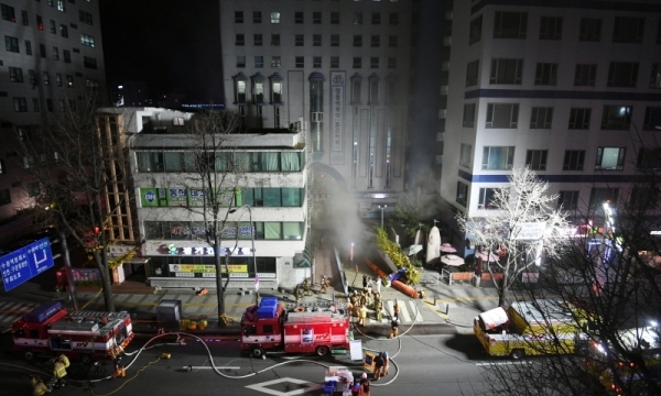 30일 오후 수원시 팔달구의 한 빌딩에서 화재가 발생해 소방대원들이 진압작업을 벌이고 있다. 이 불로 30여명이 연기를 들이마시는 등 경상을 입어 병원으로 옮겨졌으며 경찰과 소방당국은 불길을 잡는대로 화재 경위를 조사할 예정이라고 밝혔다. 조태형기자