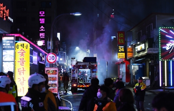 30일 오후 수원시 팔달구의 한 빌딩에서 화재가 발생해 소방대원들이 진압작업을 벌이고 있다. 조태형기자