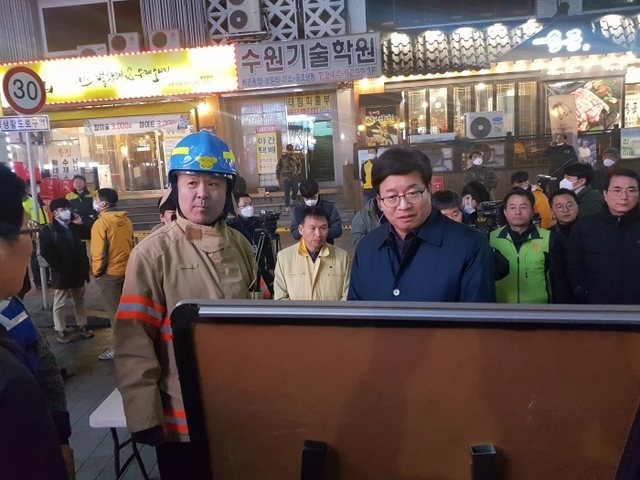 30일 오후 수원시 팔달구 매산동의 골든프라자 건물 화재현장에서 염태영 수원시장이 이경호 수원소방서장에게 화재에 대한 설명을 듣고 있다. 채태병 기자