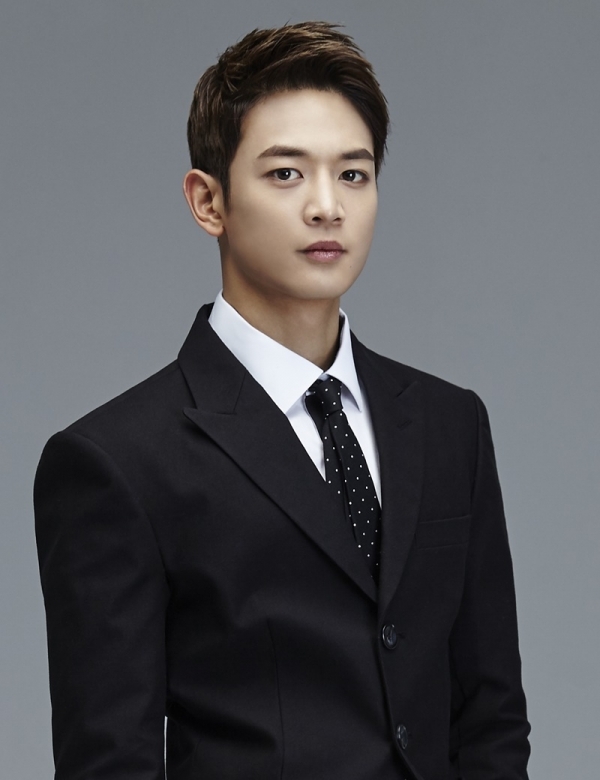그룹 샤이니의 멤버 민호가 촬영 중 얼굴 부상을 입었다. SM엔터테인먼트