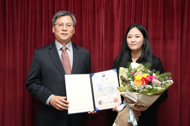 ▲ 농촌진흥청장상을 수상한 농업기술센터 남민정 농촌지도사(우측)