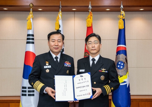3일 명예해군 중령 임명장을 받은 이국종 교수(오른쪽)와 심승섭 해군참모총장이 기념촬영을 하고 있다. 사진=연합뉴스