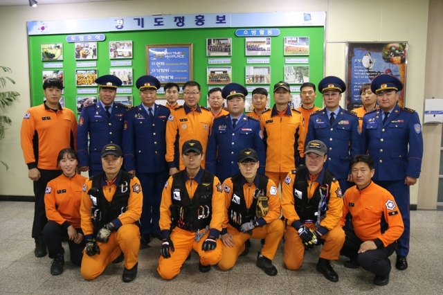 ▲ 몽골 재난관리청 관계자들과 용인소방서 직원들이 기념촬영을 하고 있다