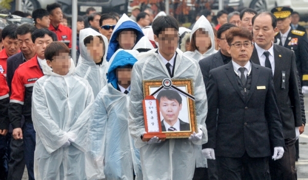 3일 오전 인천 계양구 한 장례식장에서 열린 강동대교 북단에서 헬기 추락사고로 순직한 윤모씨(43)의 영결식에서 유족들이 고인의 영정을 운구차로 이동하고 있다. 조주현기자