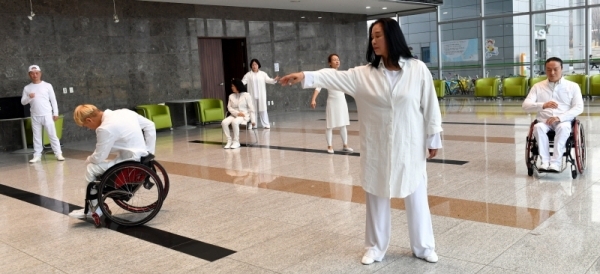 세계 장애인의 날인 3일 성남시청 로비에서 열린 장애,비장애인과 함께하는 화합의 공연 전시 “해이디 랏스키 댄스 온 디스플레이 성남”에서  공연 예술가, 시민 등 참석자들이 장애인의 신체를 예술적으로 표현하는 퍼포먼스 공연을 하고 있다. 이번 전시 공연은 세계장애인의 날을 맞아 신체적 구조의 고정관념을 버리고 장애인과 비장애인이 따뜻한 마음으로 동행하자는 의미로 기획돼 미국, 영국, 한국 성남 등 30개국 국제도시에서 동시에 개최됐다.전형민기자