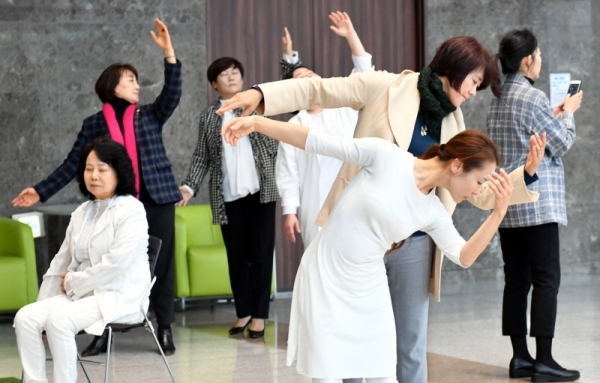 세계 장애인의 날인 3일 성남시청 로비에서 열린 장애,비장애인과 함께하는 화합의 공연 전시 “해이디 랏스키 댄스 온 디스플레이 성남”에서  공연 예술가, 시민 등 참석자들이 장애인의 신체를 예술적으로 표현하는 퍼포먼스 공연을 하고 있다. 이번 전시 공연은 세계장애인의 날을 맞아 신체적 구조의 고정관념을 버리고 장애인과 비장애인이 따뜻한 마음으로 동행하자는 의미로 기획돼 미국, 영국, 한국 성남 등 30개국 국제도시에서 동시에 개최됐다.전형민기자