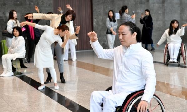 세계 장애인의 날인 3일 성남시청 로비에서 열린 장애,비장애인과 함께하는 화합의 공연 전시 “해이디 랏스키 댄스 온 디스플레이 성남”에서  공연 예술가, 시민 등 참석자들이 장애인의 신체를 예술적으로 표현하는 퍼포먼스 공연을 하고 있다. 이번 전시 공연은 세계장애인의 날을 맞아 신체적 구조의 고정관념을 버리고 장애인과 비장애인이 따뜻한 마음으로 동행하자는 의미로 기획돼 미국, 영국, 한국 성남 등 30개국 국제도시에서 동시에 개최됐다.전형민기자
