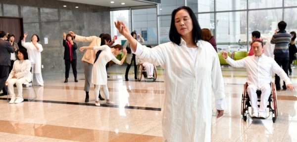 세계 장애인의 날인 3일 성남시청 로비에서 열린 장애,비장애인과 함께하는 화합의 공연 전시 “해이디 랏스키 댄스 온 디스플레이 성남”에서  공연 예술가, 시민 등 참석자들이 장애인의 신체를 예술적으로 표현하는 퍼포먼스 공연을 하고 있다. 이번 전시 공연은 세계장애인의 날을 맞아 신체적 구조의 고정관념을 버리고 장애인과 비장애인이 따뜻한 마음으로 동행하자는 의미로 기획돼 미국, 영국, 한국 성남 등 30개국 국제도시에서 동시에 개최됐다.전형민기자