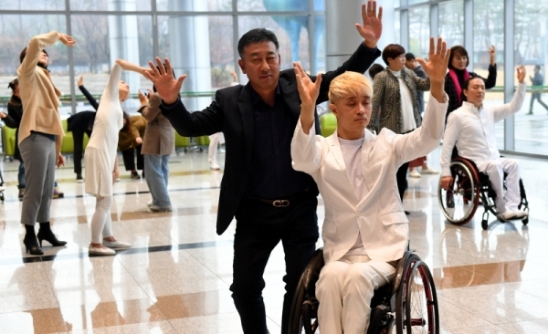 세계 장애인의 날인 3일 성남시청 로비에서 열린 장애,비장애인과 함께하는 화합의 공연 전시 “해이디 랏스키 댄스 온 디스플레이 성남”에서  공연 예술가, 시민 등 참석자들이 장애인의 신체를 예술적으로 표현하는 퍼포먼스 공연을 하고 있다. 이번 전시 공연은 세계장애인의 날을 맞아 신체적 구조의 고정관념을 버리고 장애인과 비장애인이 따뜻한 마음으로 동행하자는 의미로 기획돼 미국, 영국, 한국 성남 등 30개국 국제도시에서 동시에 개최됐다.전형민기자