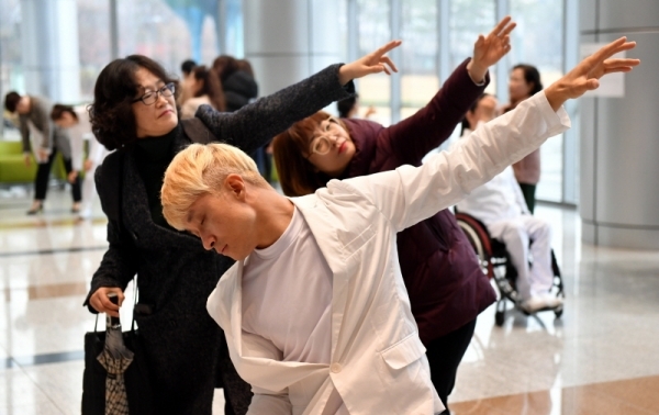 세계 장애인의 날인 3일 성남시청 로비에서 열린 장애,비장애인과 함께하는 화합의 공연 전시 “해이디 랏스키 댄스 온 디스플레이 성남”에서  공연 예술가, 시민 등 참석자들이 장애인의 신체를 예술적으로 표현하는 퍼포먼스 공연을 하고 있다. 이번 전시 공연은 세계장애인의 날을 맞아 신체적 구조의 고정관념을 버리고 장애인과 비장애인이 따뜻한 마음으로 동행하자는 의미로 기획돼 미국, 영국, 한국 성남 등 30개국 국제도시에서 동시에 개최됐다.전형민기자