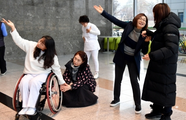세계 장애인의 날인 3일 성남시청 로비에서 열린 장애,비장애인과 함께하는 화합의 공연 전시 “해이디 랏스키 댄스 온 디스플레이 성남”에서 은수미 성남시장과, 공연 예술가, 시민 등 참석자들이 장애인의 신체를 예술적으로 표현하는 퍼포먼스 공연을 하고 있다. 이번 전시 공연은 세계장애인의 날을 맞아 신체적 구조의 고정관념을 버리고 장애인과 비장애인이 따뜻한 마음으로 동행하자는 의미로 기획돼 미국, 영국, 한국 성남 등 30개국 국제도시에서 동시에 개최됐다.전형민기자