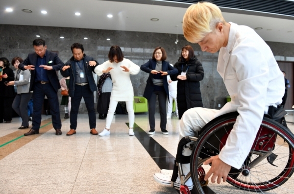 세계 장애인의 날인 3일 성남시청 로비에서 열린 장애,비장애인과 함께하는 화합의 공연 전시 “해이디 랏스키 댄스 온 디스플레이 성남”에서 은수미 성남시장과, 공연 예술가, 시민 등 참석자들이 장애인의 신체를 예술적으로 표현하는 퍼포먼스 공연을 하고 있다. 이번 전시 공연은 세계장애인의 날을 맞아 신체적 구조의 고정관념을 버리고 장애인과 비장애인이 따뜻한 마음으로 동행하자는 의미로 기획돼 미국, 영국, 한국 성남 등 30개국 국제도시에서 동시에 개최됐다.전형민기자