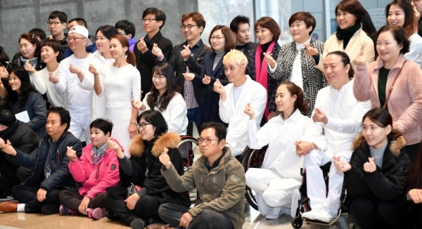 세계 장애인의 날인 3일 성남시청 로비에서 열린 장애,비장애인과 함께하는 화합의 공연 전시 “해이디 랏스키 댄스 온 디스플레이 성남”에서 은수미 성남시장과, 공연 예술가, 시민 등 참석자들이 장애인의 신체를 예술적으로 표현하는 퍼포먼스 공연을 한 후 기념촬영을 하고 있다. 이번 전시 공연은 세계장애인의 날을 맞아 신체적 구조의 고정관념을 버리고 장애인과 비장애인이 따뜻한 마음으로 동행하자는 의미로 기획돼 미국, 영국, 한국 성남 등 30개국 국제도시에서 동시에 개최됐다.전형민기자