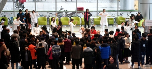 세계 장애인의 날인 3일 성남시청 로비에서 열린 장애,비장애인과 함께하는 화합의 공연 전시 “해이디 랏스키 댄스 온 디스플레이 성남”에서 은수미 성남시장과, 공연 예술가, 시민 등 참석자들이 장애인의 신체를 예술적으로 표현하는 퍼포먼스 공연을 하고 있다. 이번 전시 공연은 세계장애인의 날을 맞아 신체적 구조의 고정관념을 버리고 장애인과 비장애인이 따뜻한 마음으로 동행하자는 의미로 기획돼 미국, 영국, 한국 성남 등 30개국 국제도시에서 동시에 개최됐다.전형민기자