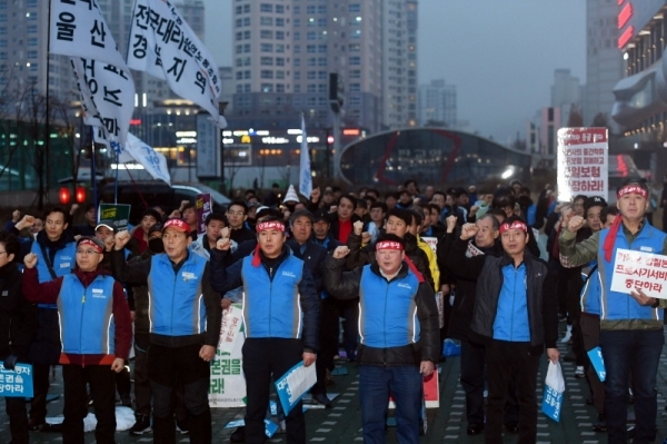 3일 성남시 분당구 판교 카카오모빌리티 앞에서 열린 ‘카카오 프로서비스 및 갑질 철폐 대리운전노동자 투쟁선포 결의대회’에서 참석자들이 카카오와 업체들의 갑질횡포를 규탄하고 있다.전형민기자