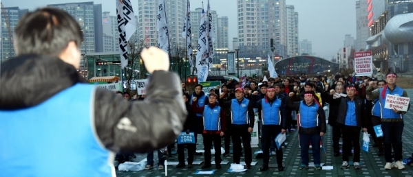 3일 성남시 분당구 판교 카카오모빌리티 앞에서 열린 ‘카카오 프로서비스 및 갑질 철폐 대리운전노동자 투쟁선포 결의대회’에서 참석자들이 카카오와 업체들의 갑질횡포를 규탄하고 있다.전형민기자