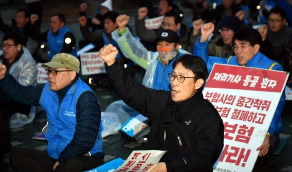 3일 성남시 분당구 판교 카카오모빌리티 앞에서 열린 ‘카카오 프로서비스 및 갑질 철폐 대리운전노동자 투쟁선포 결의대회’에서 참석자들이 카카오와 업체들의 갑질횡포를 규탄하고 있다.전형민기자