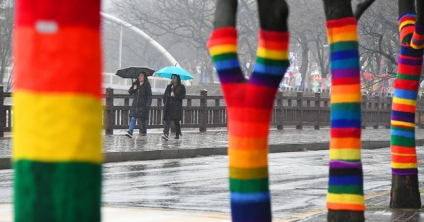 전국이 대체로 흐리고 비가 내린 3일 안양예술공원에서 시민들이 우산을 쓴 채 알록달록 털실 옷을 입은 가로수 길을 걷고 있다. 기상청은 