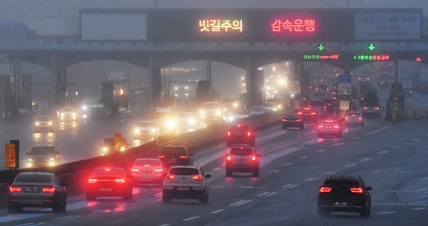 경기지역에 짙은 안개와 함께 겨울비가 내린 3일 오후 도내 곳곳에서 빗길 교통사고가 잇따른 가운데 의왕-과천고속도로를 지나는 차량들이 전조등을 밝힌 채 감속운행을 하고 있다. 기상청은 이번 비가 그친 후 5일오전부터 전국에 한파가 찾아올 것으로 예보했다. 김시범기자