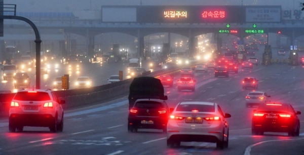 경기지역에 짙은 안개와 함께 겨울비가 내린 3일 오후 도내 곳곳에서 빗길 교통사고가 잇따른 가운데 의왕-과천고속도로를 지나는 차량들이 전조등을 밝힌 채 감속운행을 하고 있다. 기상청은 이번 비가 그친 후 5일오전부터 전국에 한파가 찾아올 것으로 예보했다. 김시범기자