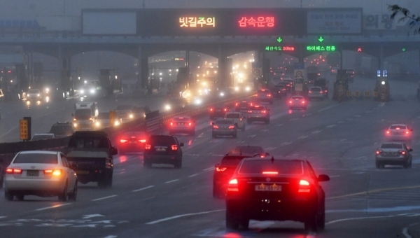 경기지역에 짙은 안개와 함께 겨울비가 내린 3일 오후 도내 곳곳에서 빗길 교통사고가 잇따른 가운데 의왕-과천고속도로를 지나는 차량들이 전조등을 밝힌 채 감속운행을 하고 있다. 기상청은 이번 비가 그친 후 5일오전부터 전국에 한파가 찾아올 것으로 예보했다. 김시범기자