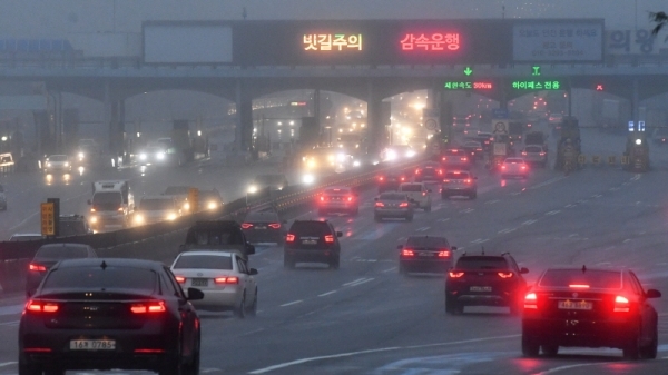 경기지역에 짙은 안개와 함께 겨울비가 내린 3일 오후 도내 곳곳에서 빗길 교통사고가 잇따른 가운데 의왕-과천고속도로를 지나는 차량들이 전조등을 밝힌 채 감속운행을 하고 있다. 기상청은 이번 비가 그친 후 5일오전부터 전국에 한파가 찾아올 것으로 예보했다. 김시범기자