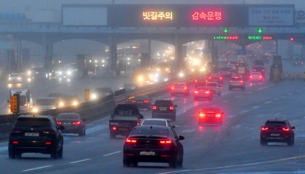 경기지역에 짙은 안개와 함께 겨울비가 내린 3일 오후 도내 곳곳에서 빗길 교통사고가 잇따른 가운데 의왕-과천고속도로를 지나는 차량들이 전조등을 밝힌 채 감속운행을 하고 있다. 기상청은 이번 비가 그친 후 5일오전부터 전국에 한파가 찾아올 것으로 예보했다. 김시범기자
