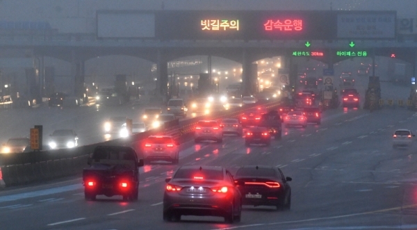 경기지역에 짙은 안개와 함께 겨울비가 내린 3일 오후 도내 곳곳에서 빗길 교통사고가 잇따른 가운데 의왕-과천고속도로를 지나는 차량들이 전조등을 밝힌 채 감속운행을 하고 있다. 기상청은 이번 비가 그친 후 5일오전부터 전국에 한파가 찾아올 것으로 예보했다. 김시범기자