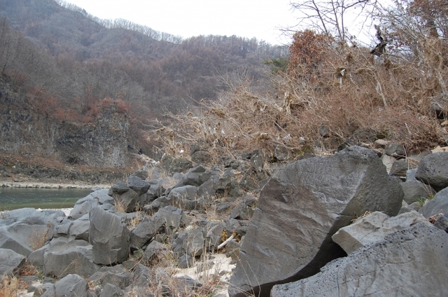▲ 멍우리 협곡 나뭇가지에 걸린 쓰레기