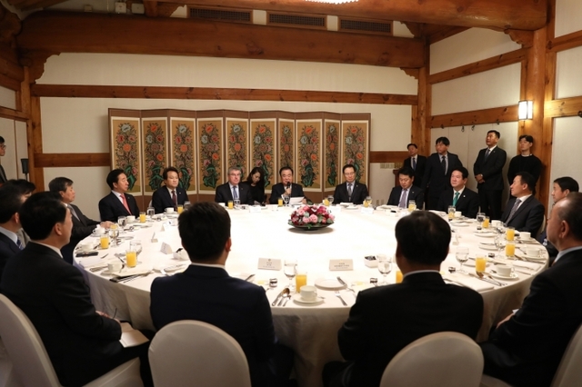 ▲ 문희상 국회의장은 4일 토마스 바흐 IOC위원장을 초청해 조찬간담회를 개최했다.(국회 대변인실 제공)