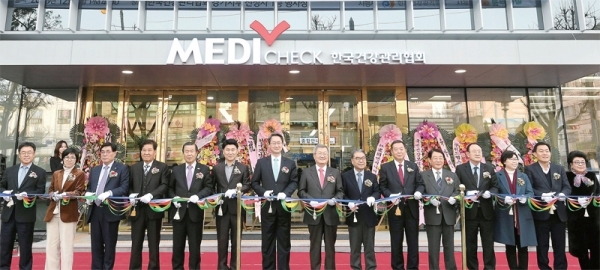 ‘한국건강관리협회 경기지부 신청사 준공식’이 열린 4일 한국건강관리협회 경기지부 신청사에서 이재정 경기도 교육감, 이찬열 국회의원, 김희겸 경기도 행정1부지사, 김원기 경기도의회 부의장, 채종일 한국건강관리협회 회장, 권두현 한국건강관리협회 경기도지부장, 신항철 경기일보 대표이사 사장 등 주요 참석자들이 기념촬영을 하고 있다. 조태형기자